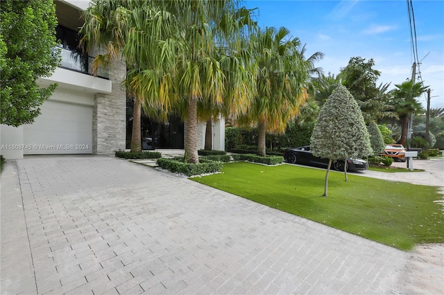 view of front of property featuring a front yard