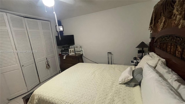 bedroom with ceiling fan and a closet