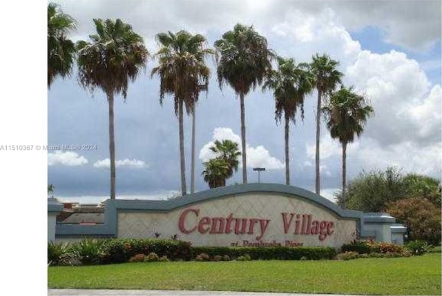 community / neighborhood sign featuring a lawn