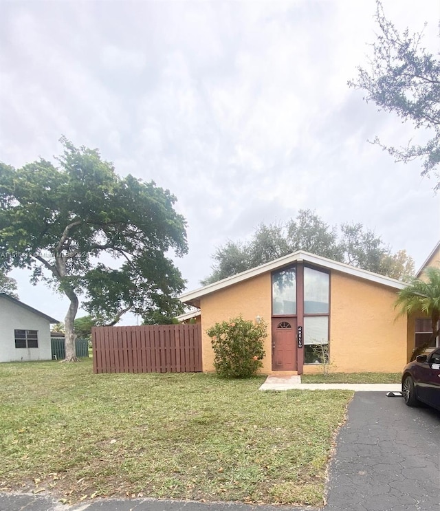 view of front facade with a front yard