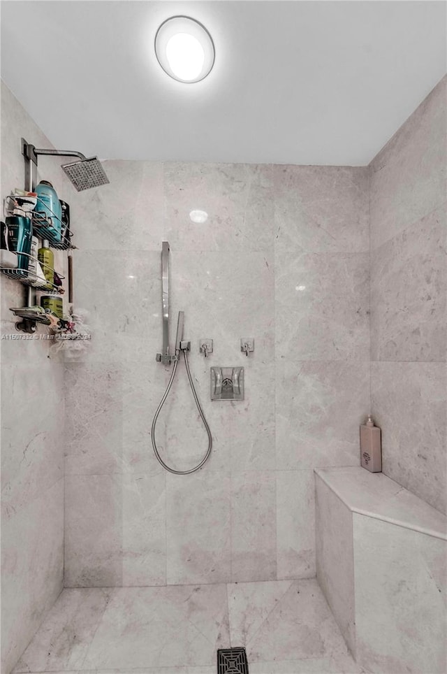 bathroom featuring tiled shower