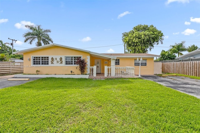 single story home with a front yard