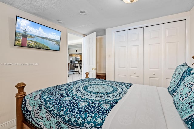 bedroom featuring a textured ceiling and a closet