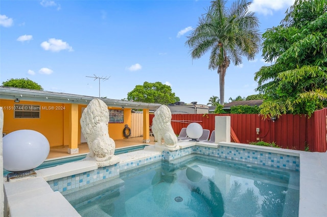 view of swimming pool featuring a jacuzzi