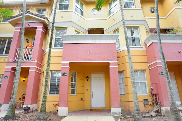 exterior space featuring a balcony