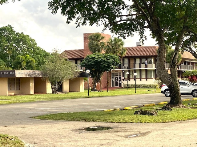 view of front facade featuring a front yard