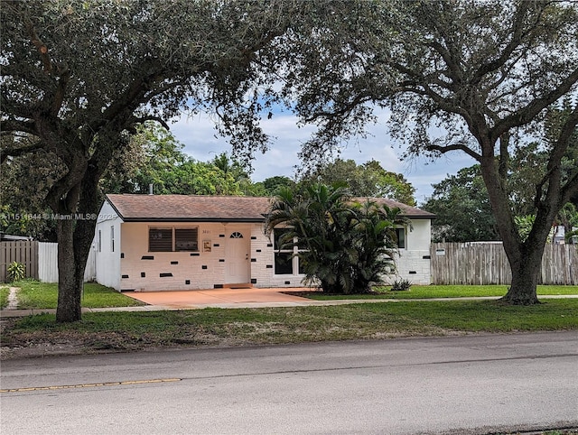 view of front of property with crawl space, a shingled roof, fence, and a front yard