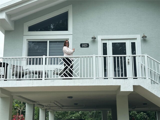 entrance to property featuring a balcony