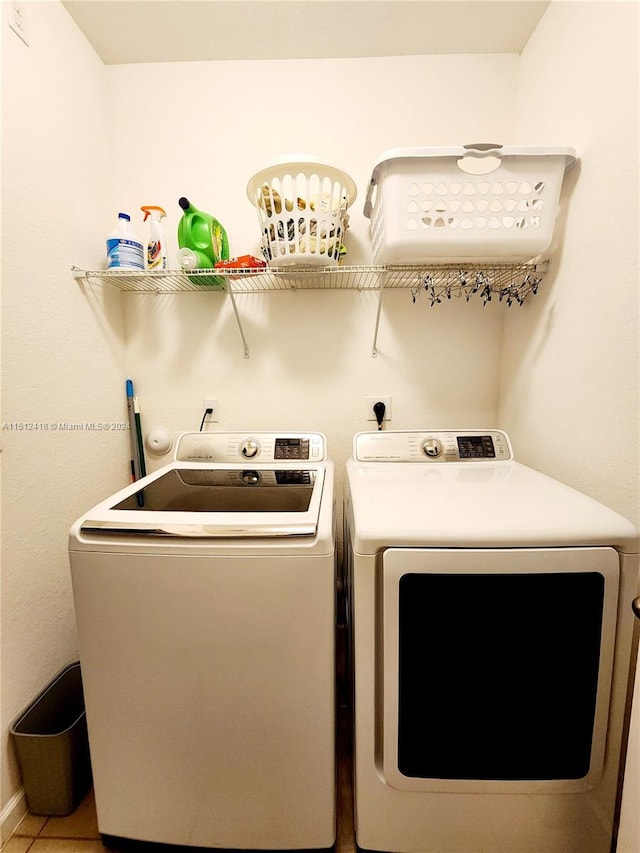 laundry room with tile patterned flooring and washing machine and dryer