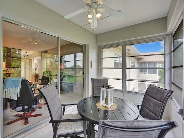 sunroom with ceiling fan