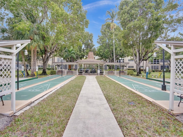 view of property's community featuring a lawn