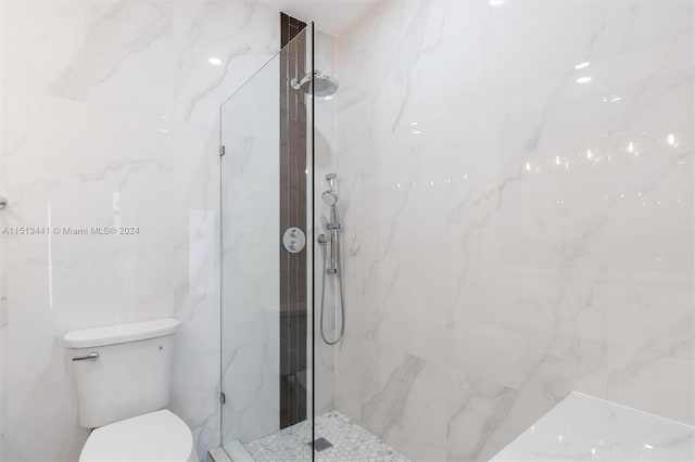 bathroom featuring toilet and tiled shower