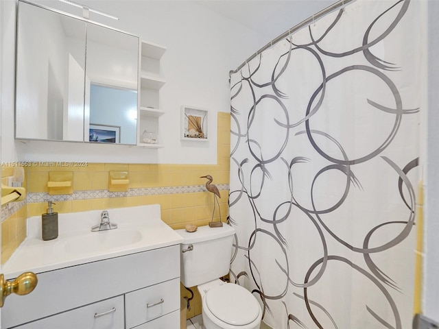 bathroom featuring decorative backsplash, a shower with curtain, vanity, and toilet