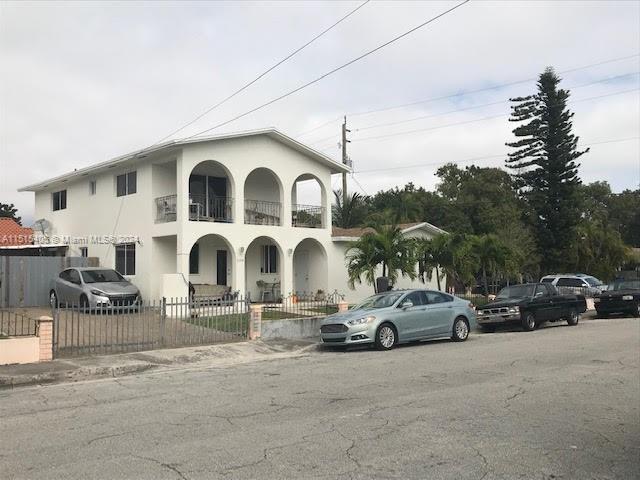 view of front of property featuring a balcony