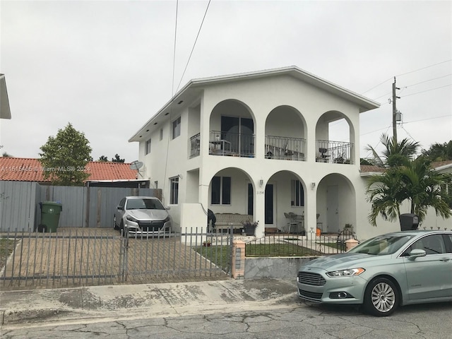 view of front facade featuring a balcony