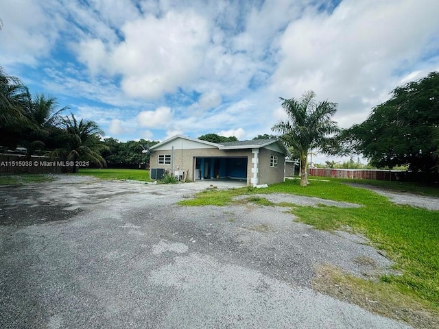 single story home with a front lawn