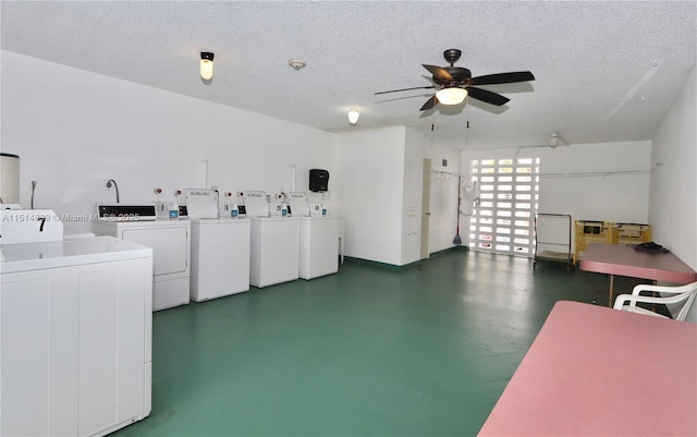 clothes washing area featuring ceiling fan, independent washer and dryer, and a textured ceiling