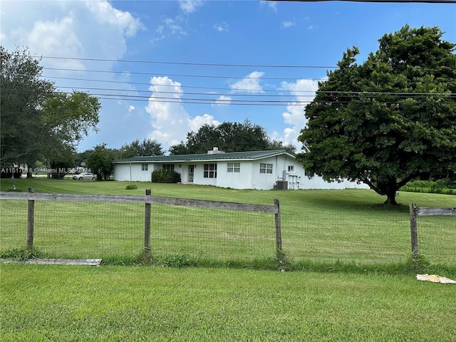 view of front facade featuring a front lawn