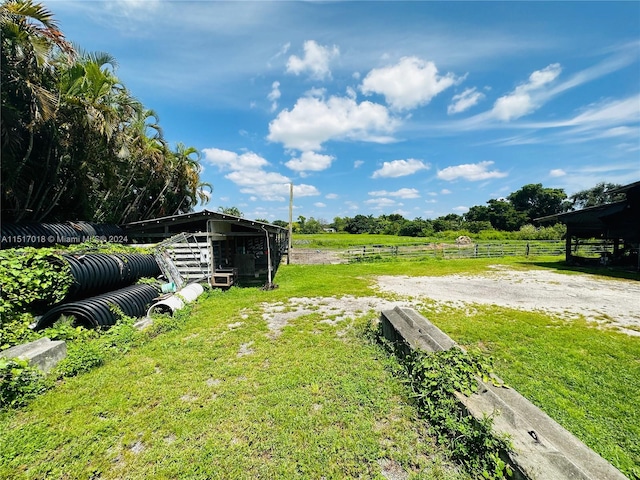 view of yard featuring a rural view