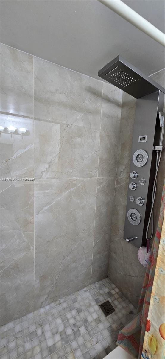 bathroom featuring tiled shower