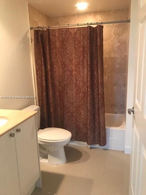 full bathroom featuring shower / bath combo with shower curtain, toilet, and vanity