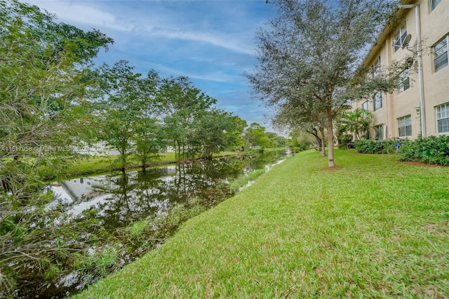 view of yard featuring a water view