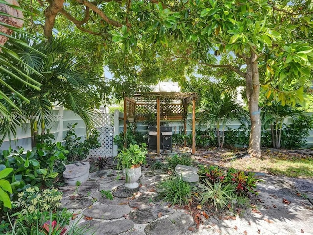 view of yard featuring a pergola