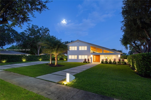 view of front of property featuring a front yard
