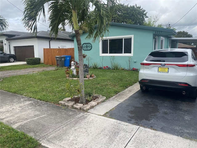 view of front of property featuring a front lawn and a garage