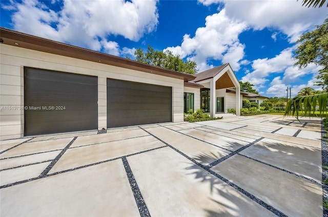 view of front of property featuring a garage and driveway