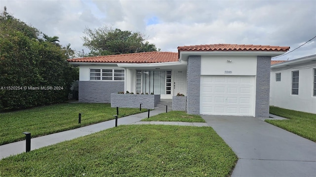 view of front of home featuring a front lawn and a garage