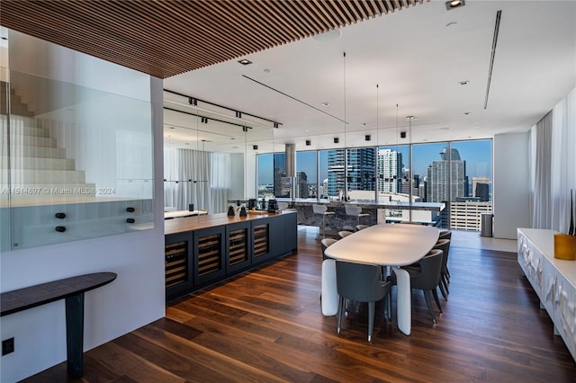 kitchen with expansive windows, hanging light fixtures, dark wood-type flooring, and a breakfast bar