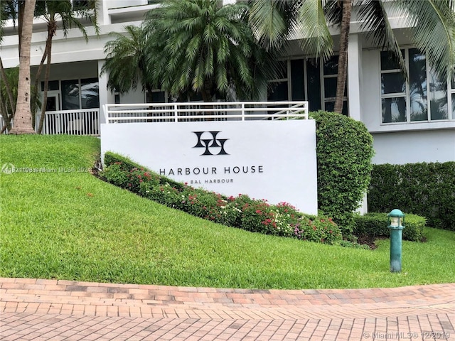 community / neighborhood sign with a lawn