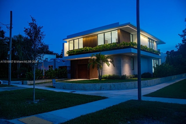 modern home featuring a front lawn