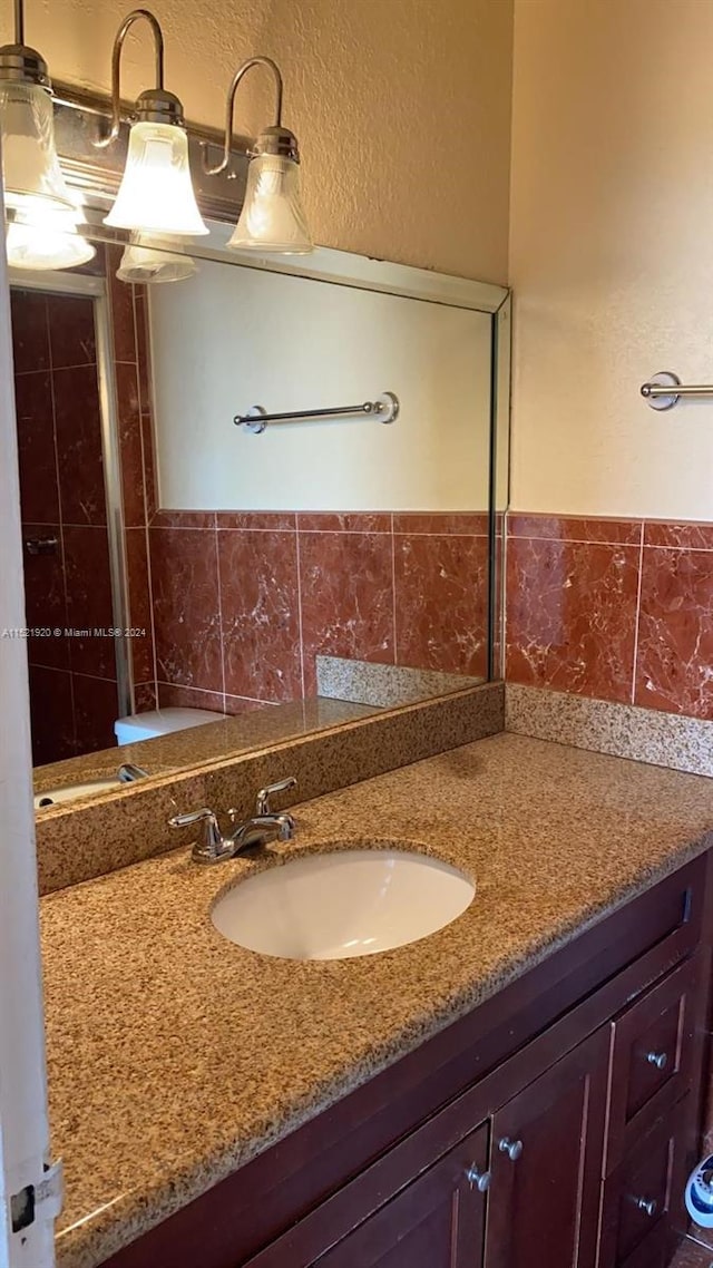 bathroom featuring oversized vanity