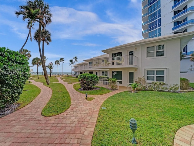 view of property's community featuring a lawn