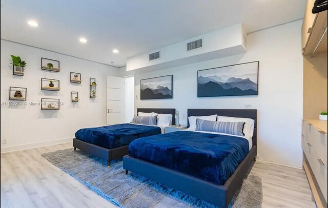 bedroom with light wood finished floors, visible vents, and recessed lighting