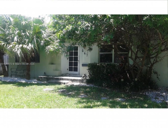 view of front of property featuring a front yard