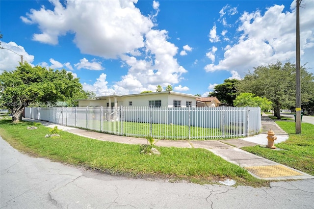 view of front of property with a front yard