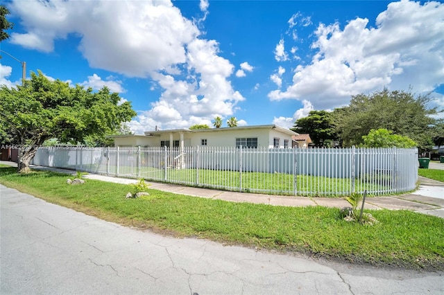 view of front of property with a front yard