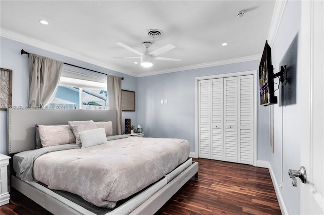 bedroom with crown molding, dark hardwood / wood-style flooring, a closet, and ceiling fan