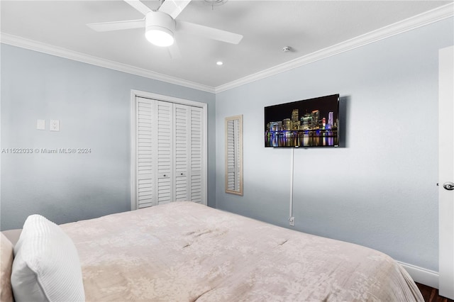 bedroom with a closet, ornamental molding, and ceiling fan