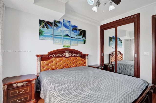 bedroom with hardwood / wood-style floors, crown molding, and ceiling fan