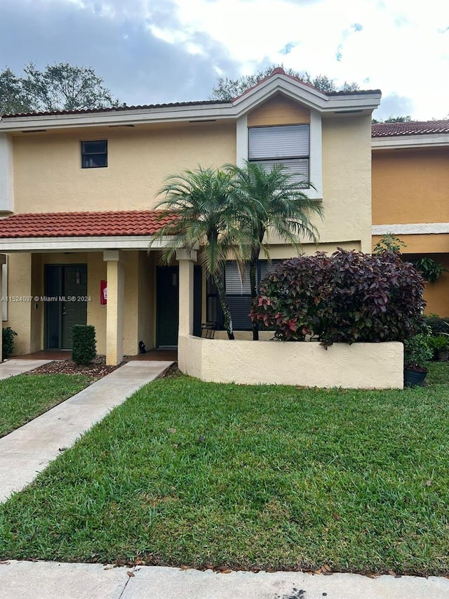 view of front of home featuring a front yard