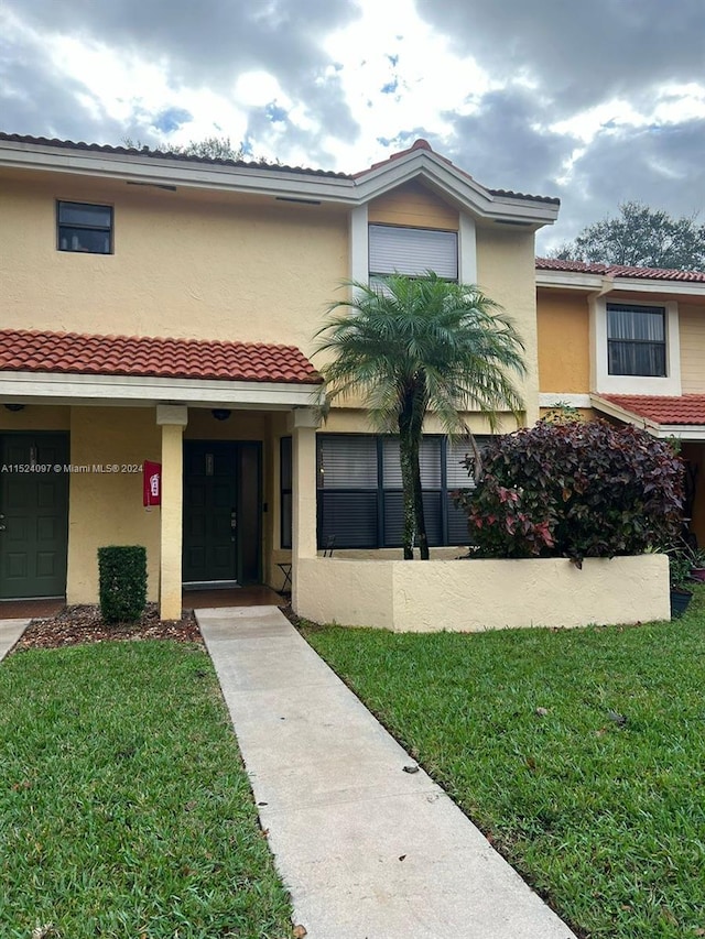 view of front of house with a front lawn