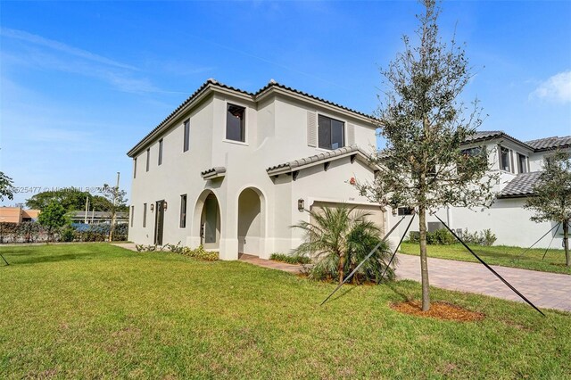 view of front of house featuring a front lawn