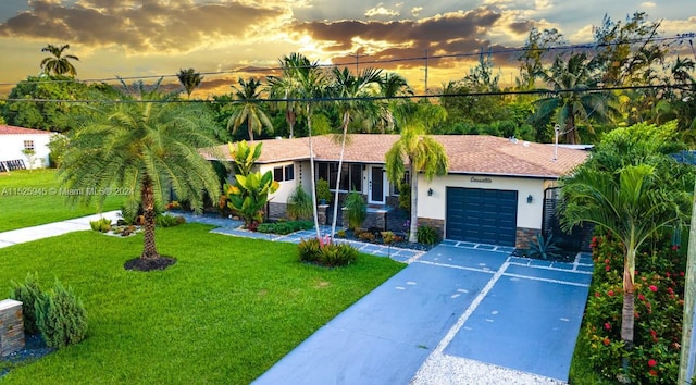 view of front of house featuring a yard and a garage