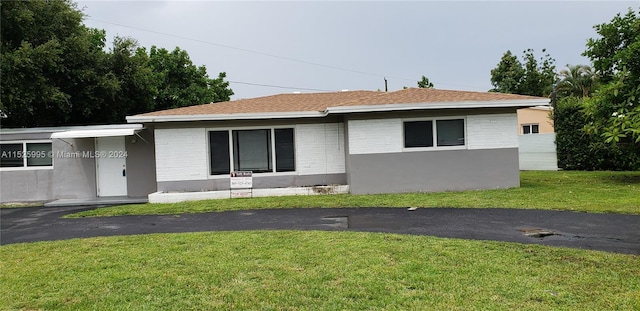 view of front of property featuring a front lawn