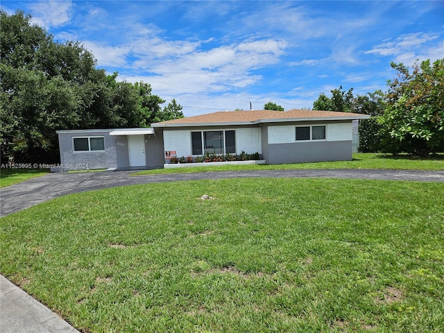 ranch-style house featuring a front lawn