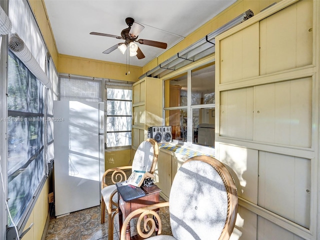 sunroom with ceiling fan